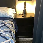 Cozzy Room With Private Entrance And Drive Way